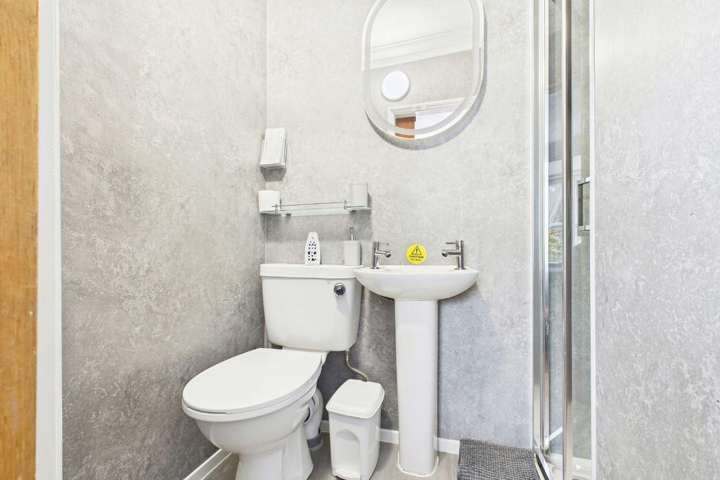 Room 3 en-suite - guest accommodation