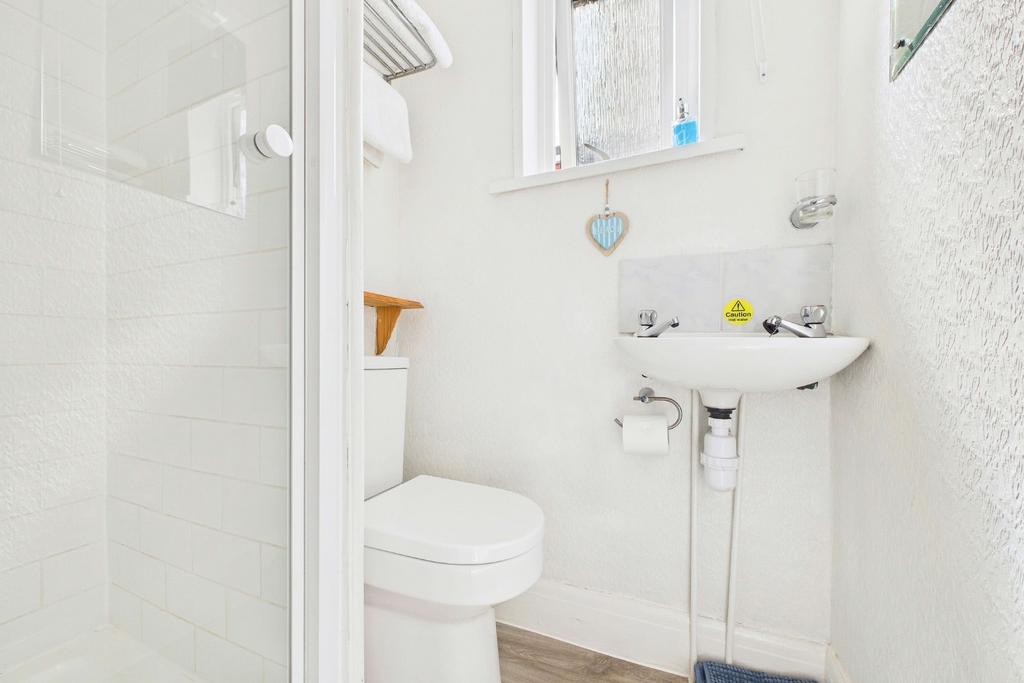 Room 4 (separate shower room)