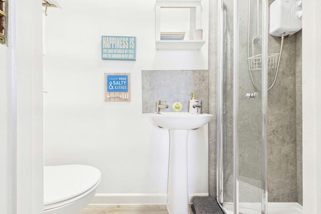 Room 8 en-suite - guest accommodation