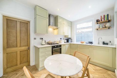 2 bedroom flat for sale, Avarn Road, London SW17