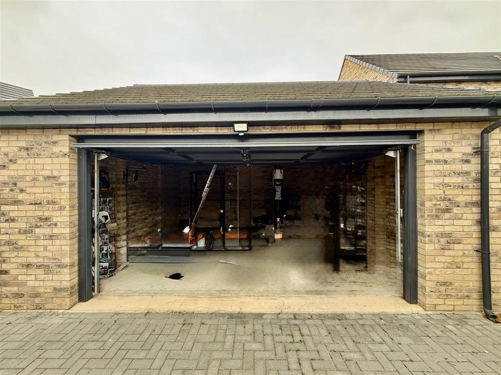 GARAGE & DRIVEWAY