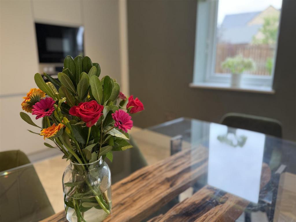 KITCHEN & DINING AREA