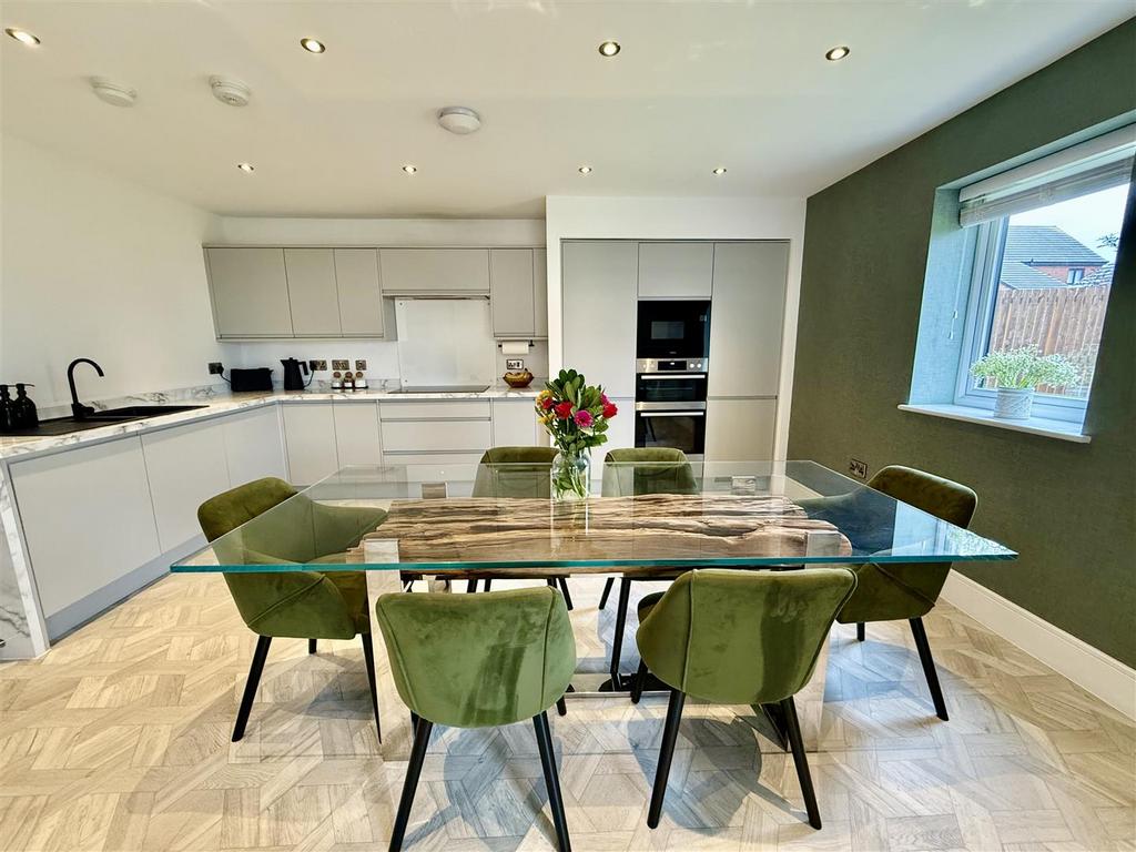 KITCHEN & DINING AREA