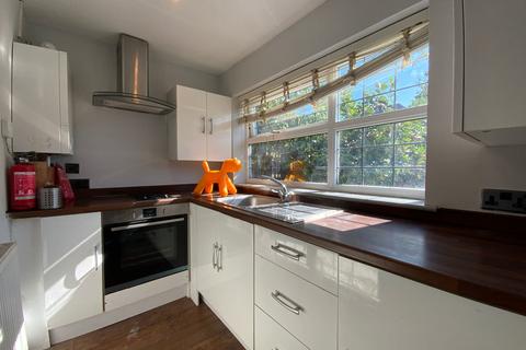 2 bedroom detached bungalow to rent, Micklefield Road, High Wycombe, HP13