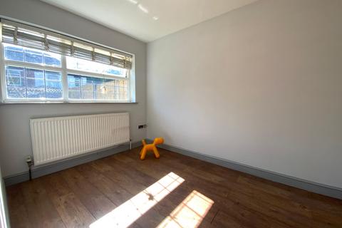 2 bedroom detached bungalow to rent, Micklefield Road, High Wycombe, HP13