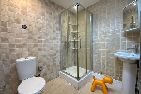 2 bedroom detached bungalow to rent, Micklefield Road, High Wycombe, HP13