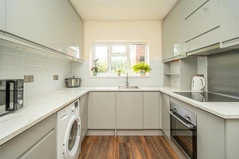 9 Ashenden Rise, Wolverhampton, WV3 8LE