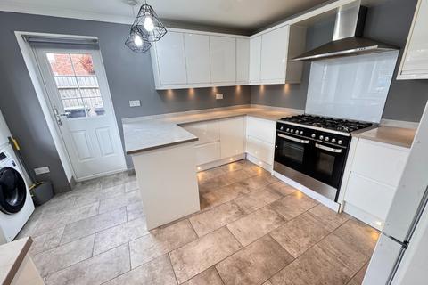 4 bedroom detached house to rent, Barford Rise, Wigmore, Luton