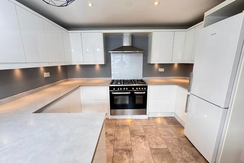 4 bedroom detached house to rent, Barford Rise, Wigmore, Luton