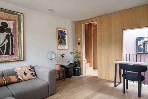 Flat B, 35 Voss Street, London, E2 6HP