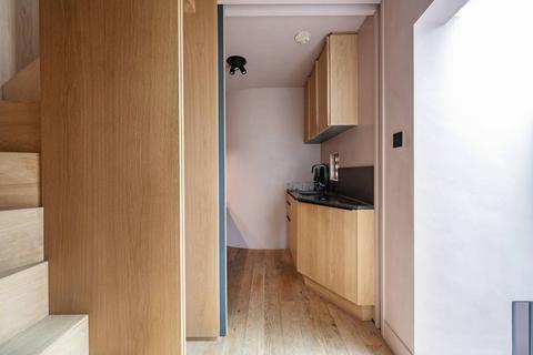 Flat B, 35 Voss Street, London, E2 6HP