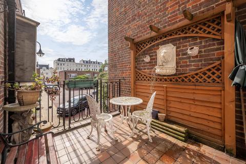 3 bedroom apartment to rent, Robert Close, Little Venice, W9