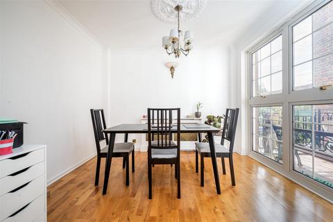 3 bedroom apartment to rent, Robert Close, Little Venice, W9