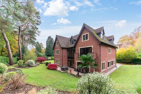 6 bedroom detached house to rent, Sandy Lane, Kingswood, Tadworth