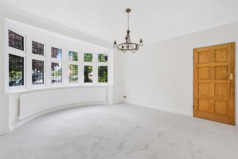 5 bedroom detached house to rent, Cheam Road, Epsom