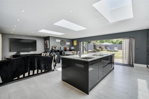 4 bedroom detached house for sale, Chipstead Way, Banstead