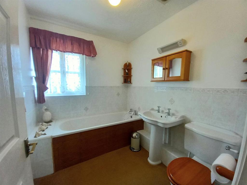 1 Dud Way Bathroom.jpg