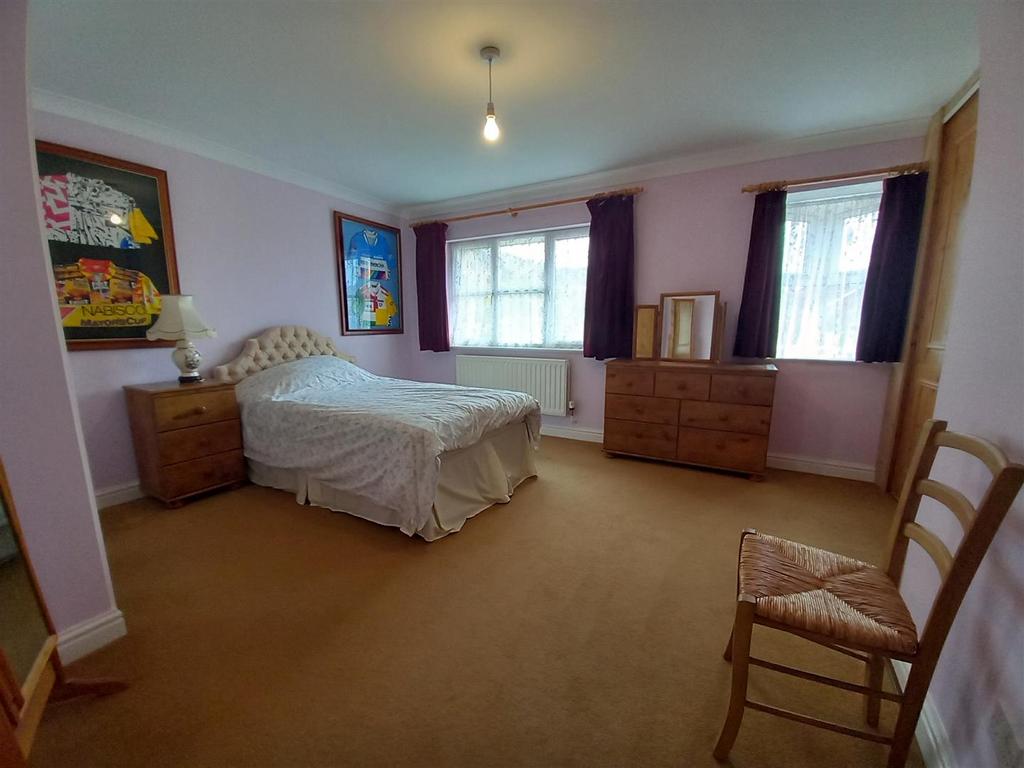 1 Dud Way Mater Bed.jpg