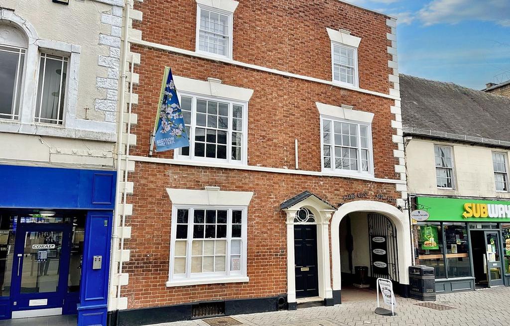 62 High Street, Evesham, WR11 1 bed property to rent - £825 pcm (£190 pw)