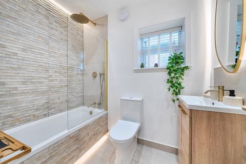 2 bedroom flat for sale, Ellingham Road, London, W12