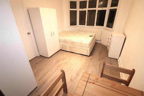Studio to rent, Shaftesbury Avenue, South Harrow, Harrow