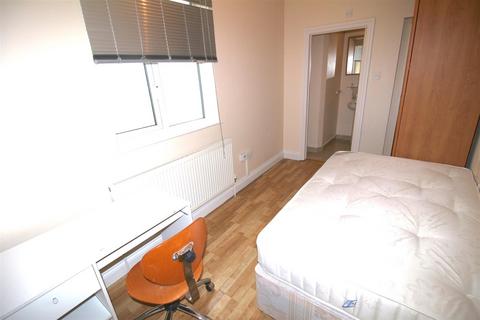 House share to rent, Brook Avenue, Edgware