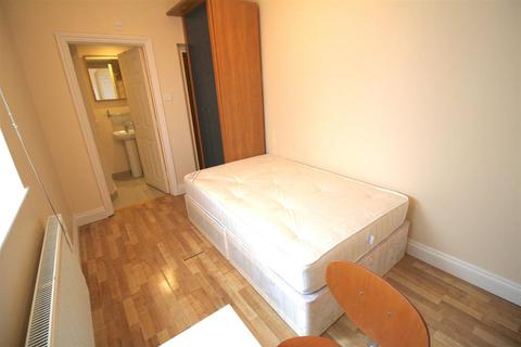 House share to rent, Brook Avenue, Edgware