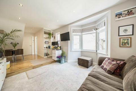 2 bedroom flat for sale, Queens Road, London SW19