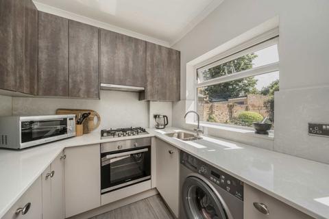 2 bedroom flat for sale, Queens Road, London SW19