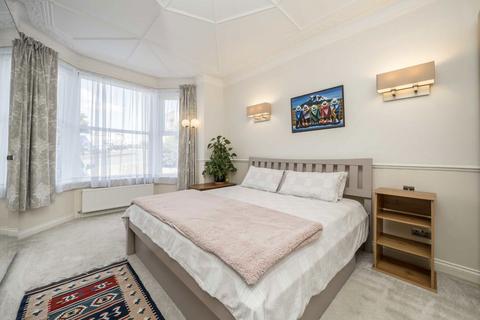 2 bedroom flat for sale, Queens Road, London SW19
