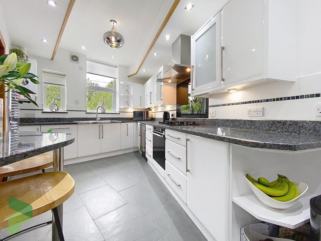 Fully Fitted Kitchen