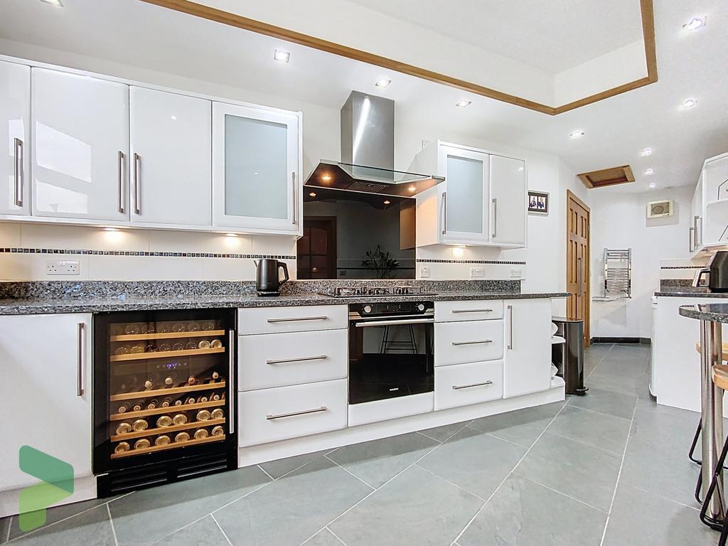 Fully Fitted Kitchen