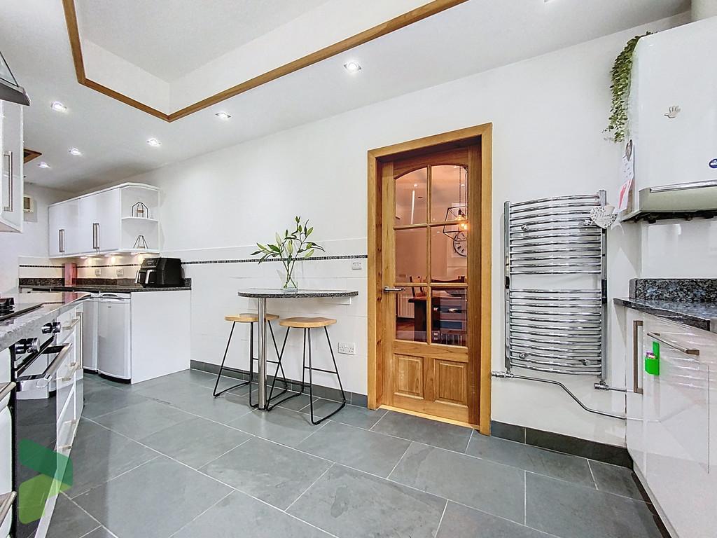 Fully Fitted Kitchen