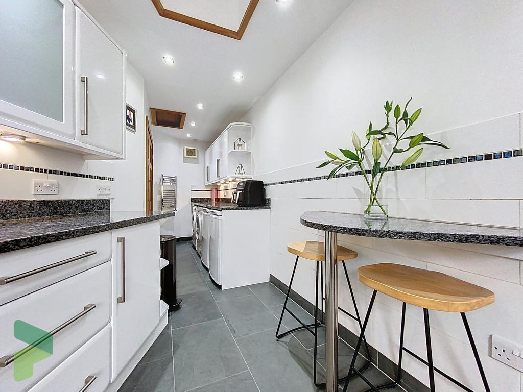 Fully Fitted Kitchen