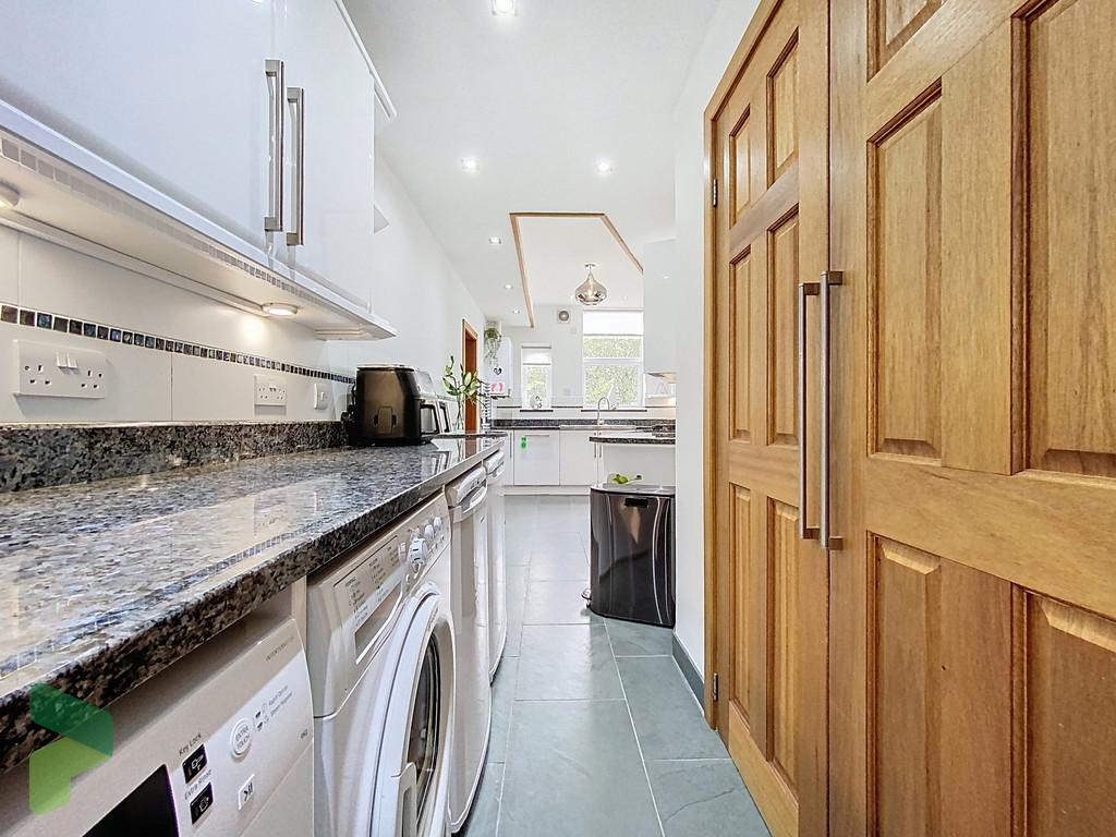 Fully Fitted Kitchen