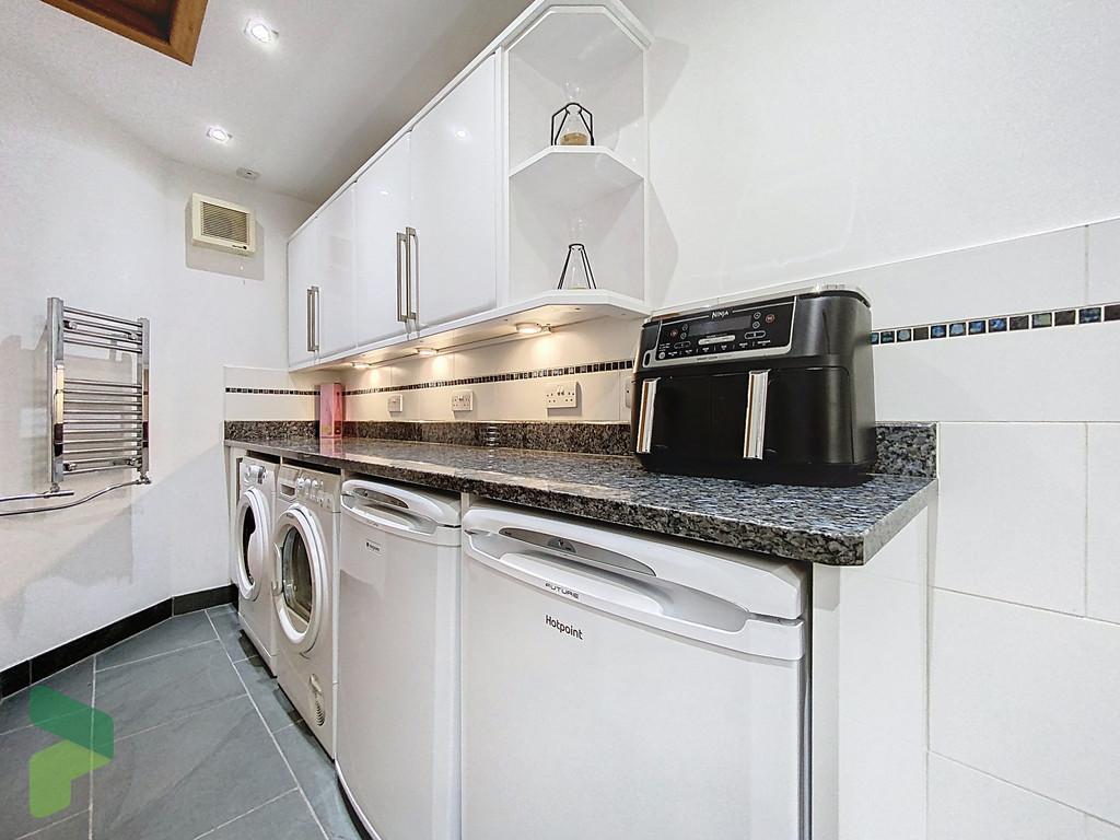 Fully Fitted Kitchen