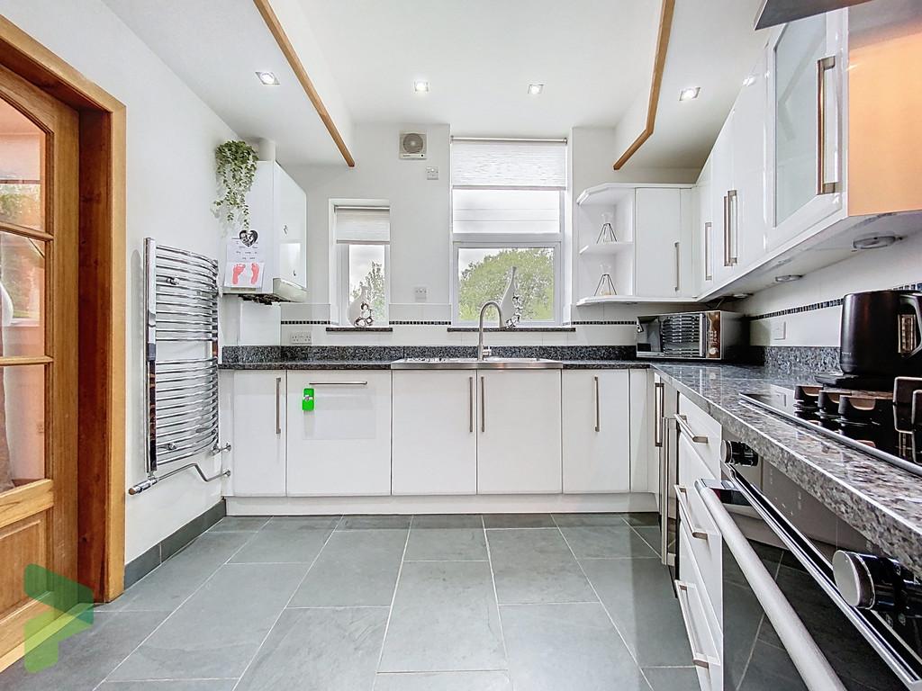 Fully Fitted Kitchen