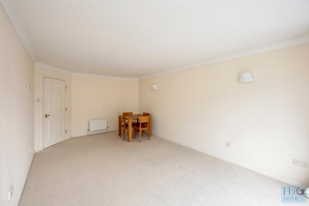 Hamilton Court, 7-004