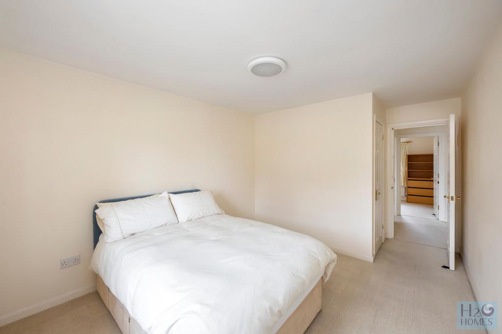 Hamilton Court, 7-011