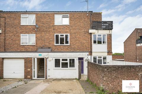 undefined, Harlow CM18