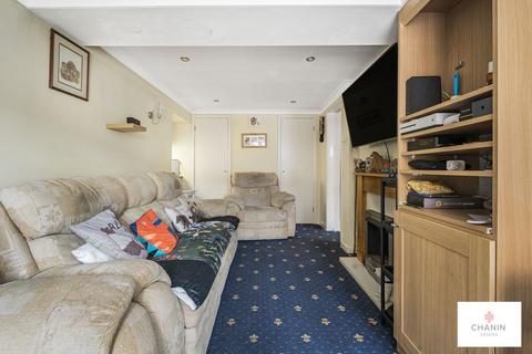 undefined, Harlow CM18