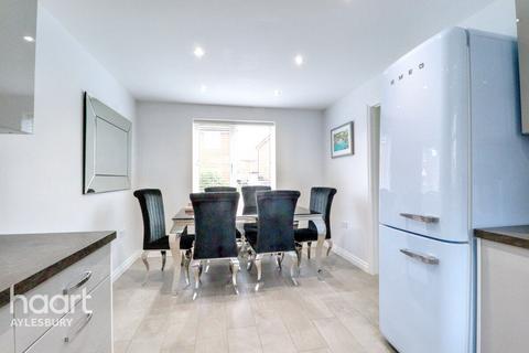 3 bedroom semi-detached house for sale, Victor Close, Aylesbury