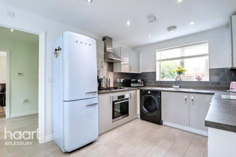 3 bedroom semi-detached house for sale, Victor Close, Aylesbury