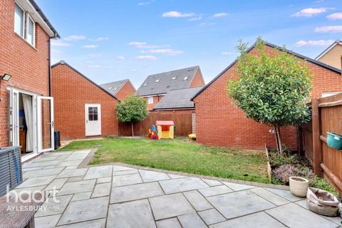 3 bedroom semi-detached house for sale, Victor Close, Aylesbury