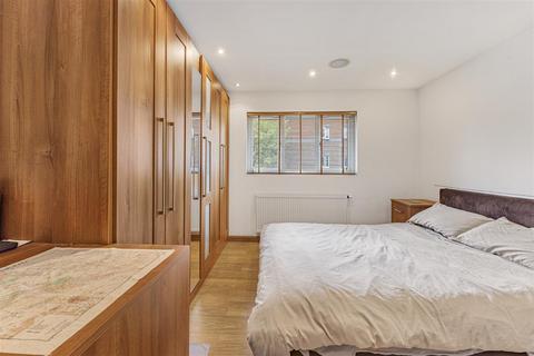 52 Henley Drive, London, SE1 3AR