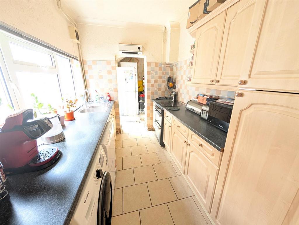 Kitchen a.jpg
