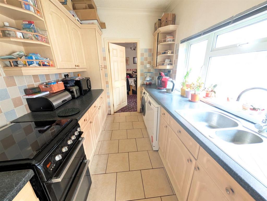 Kitchen b.jpg
