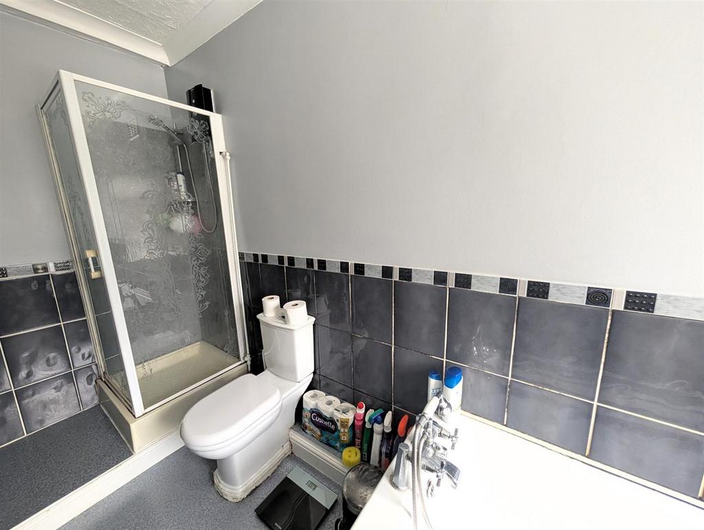 Bathroom b.jpg