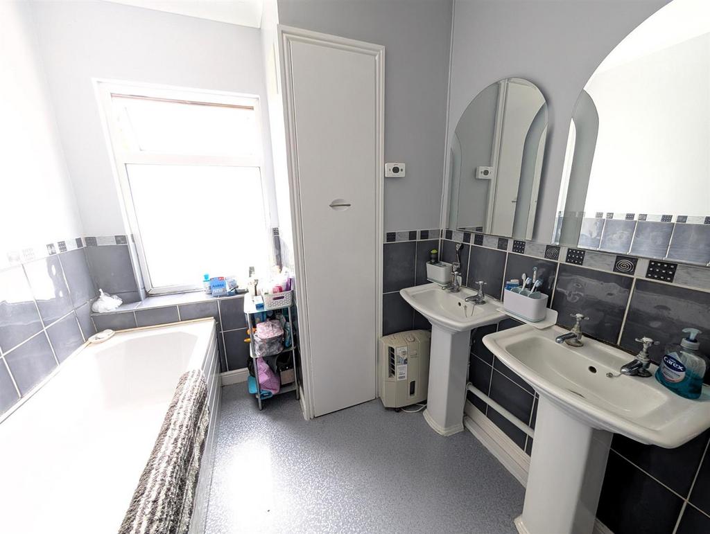 Bathroom a.jpg