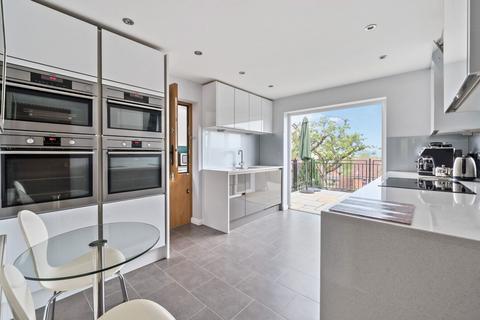 4 bedroom detached house for sale, London Road, Horndean, PO8